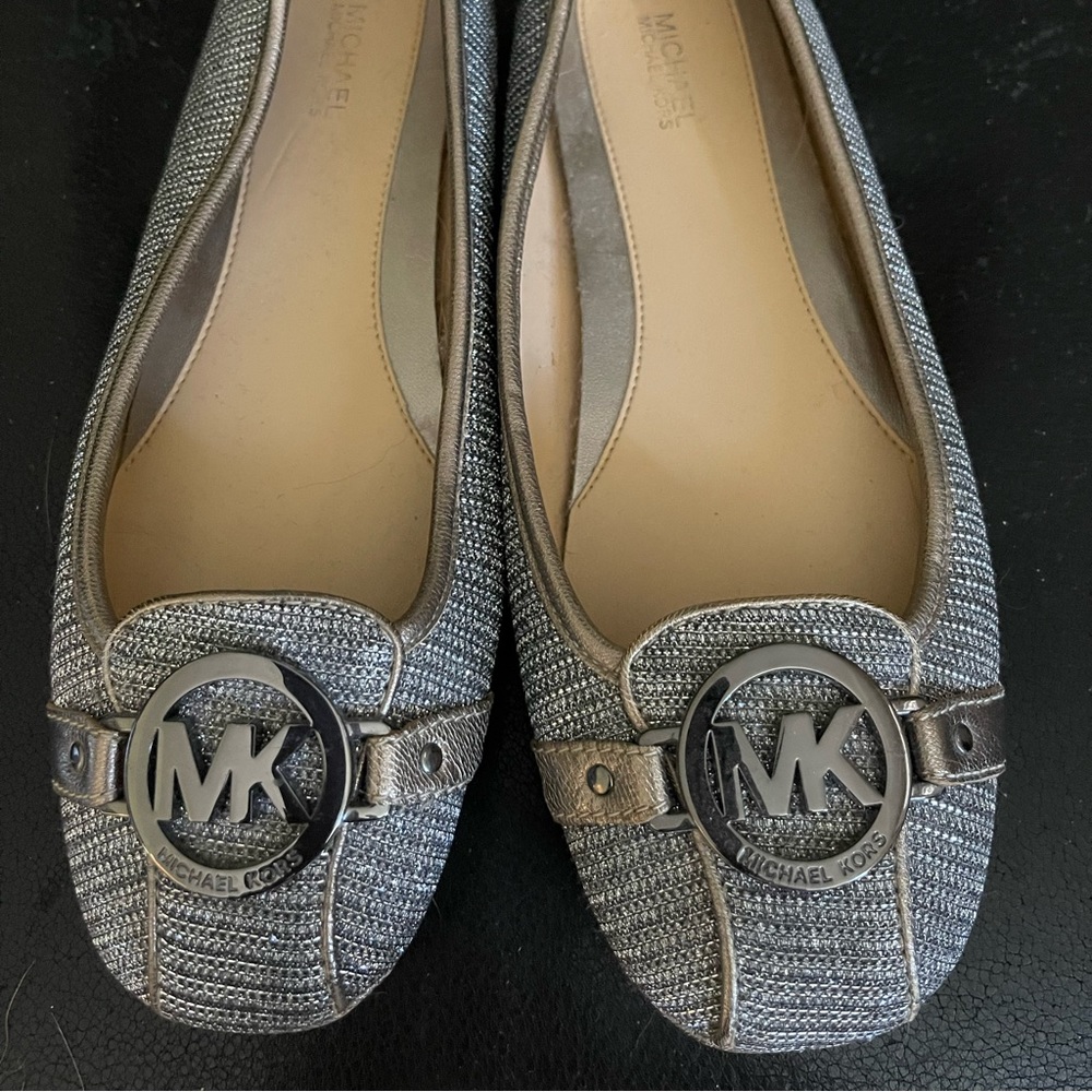 Michael Kors Women's Flat Silver/Gold Fulton Glitter Chain Driving Moccasin 8